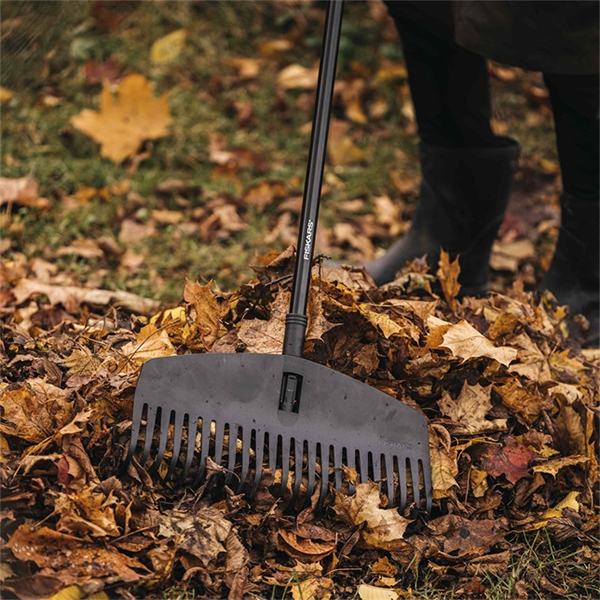 Грабли для листьев Fiskars Solid M 1063089