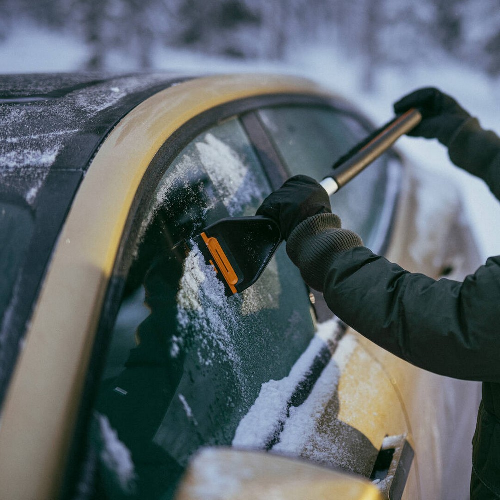 Щетка-скребок Fiskars Plus 1078495