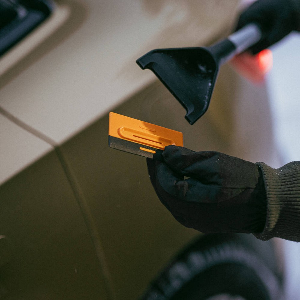 Щетка-скребок Fiskars Plus 1078495