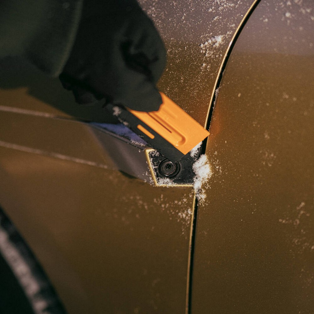 Щетка-скребок Fiskars Plus 1078495