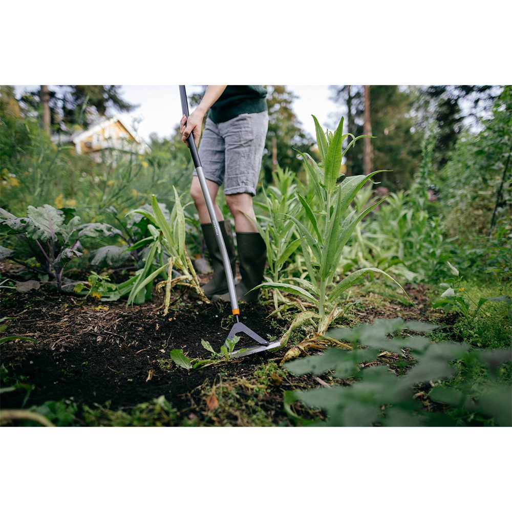 Мотыга-рыхлитель от сорняков Fiskars Ergonomic 1077110